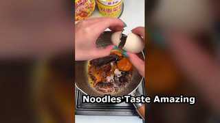 เส้นหมี่ เส้นหมี่ ไข่เนื้อ และผัก