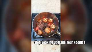 บะหมี่และวุ้นเส้นสุดหรูพร้อมเนื้อ แฮม และผักใบเขียว