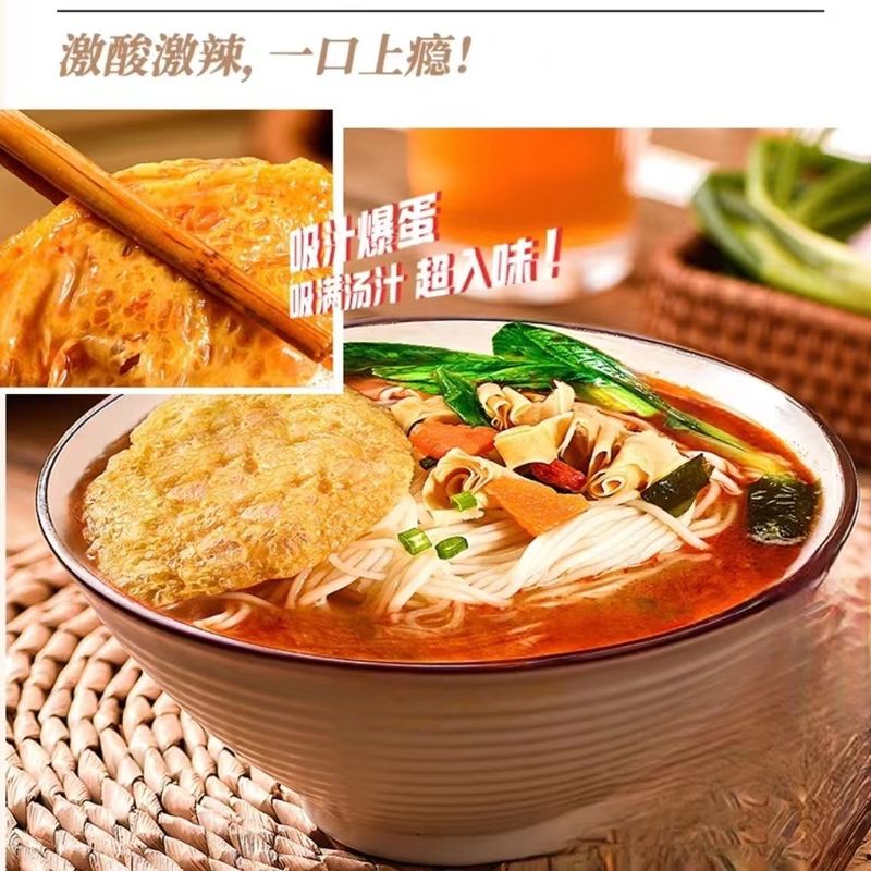 บะหมี่กึ่งสำเร็จรูปราเม็งปรุงง่ายและรวดเร็วพร้อมผักและไข่ บะหมี่กึ่งสำเร็จรูปเพื่อสุขภาพ