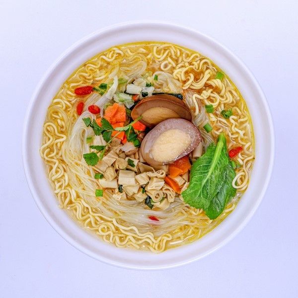 บะหมี่กึ่งสำเร็จรูป รสชาติเข้มข้น เผ็ดร้อน สไตล์จีน เส้นหมี่และเส้นบะหมี่ ไข่