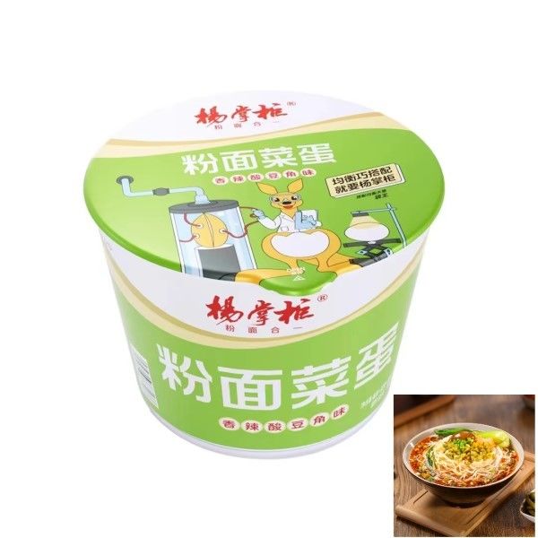Vermicelli ไม่ทอด และ นูเดลส์ทันที ทอดกับไข่และผักทอดในน้ําร้อน