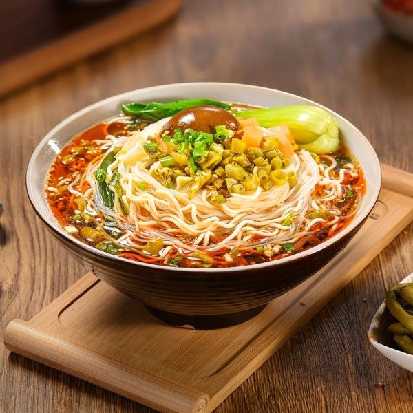 Vermicelli ไม่ทอด และ นูเดลส์ทันที ทอดกับไข่และผักทอดในน้ําร้อน