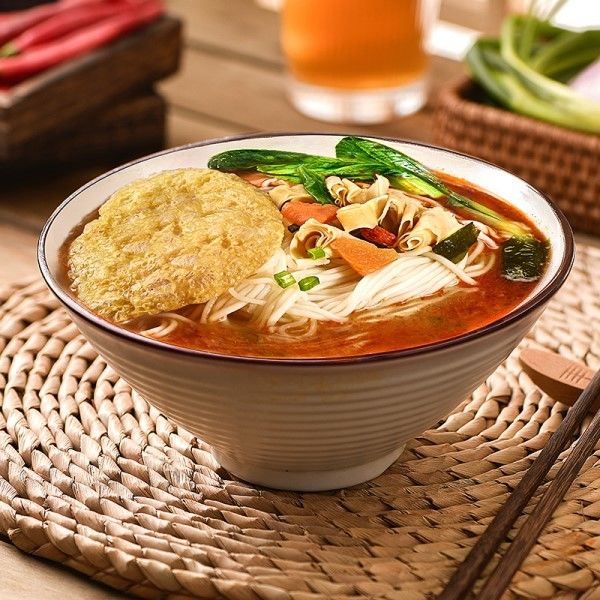 นู๊ดลิสต์อร่อยและหวาน ไม่ทอด นู๊ดลิสต์ทันทีสําหรับอาหารที่รวดเร็วและง่าย