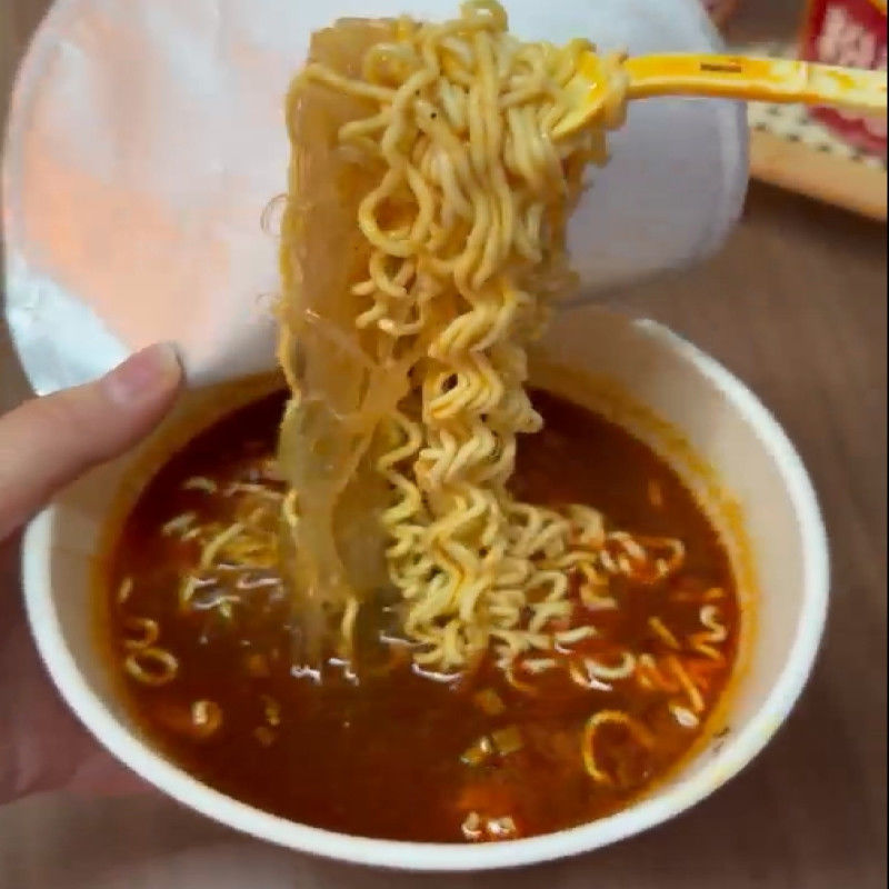 เส้นหมี่และบะหมี่รสเนื้อตุ๋น 179 กรัม*12 สำหรับบะหมี่น้ำและเส้นหมี่