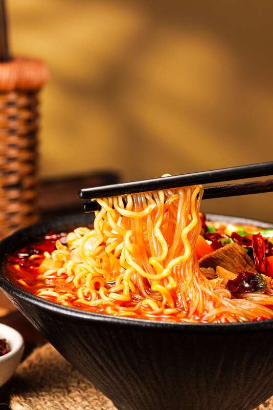 92g12 คัพบะหมี่กึ่งสำเร็จรูป รสฉงชิ่งหม่าล่า ส่วนผสมผัก บะหมี่กึ่งสำเร็จรูป เหมาะสำหรับจัดเลี้ยงและบริการด้านโรงแรม