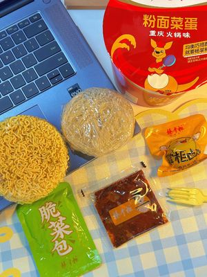 วิธีการปรุงอาหารด้วยน้ําเดือด ผสมผสมแห้ง ราเมน นูเดล ผัก ผสมอร่อย